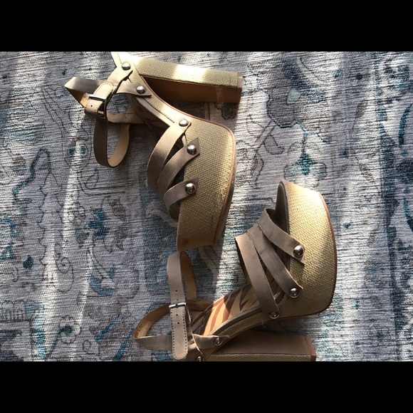 LF Heels - Picture 2 of 2